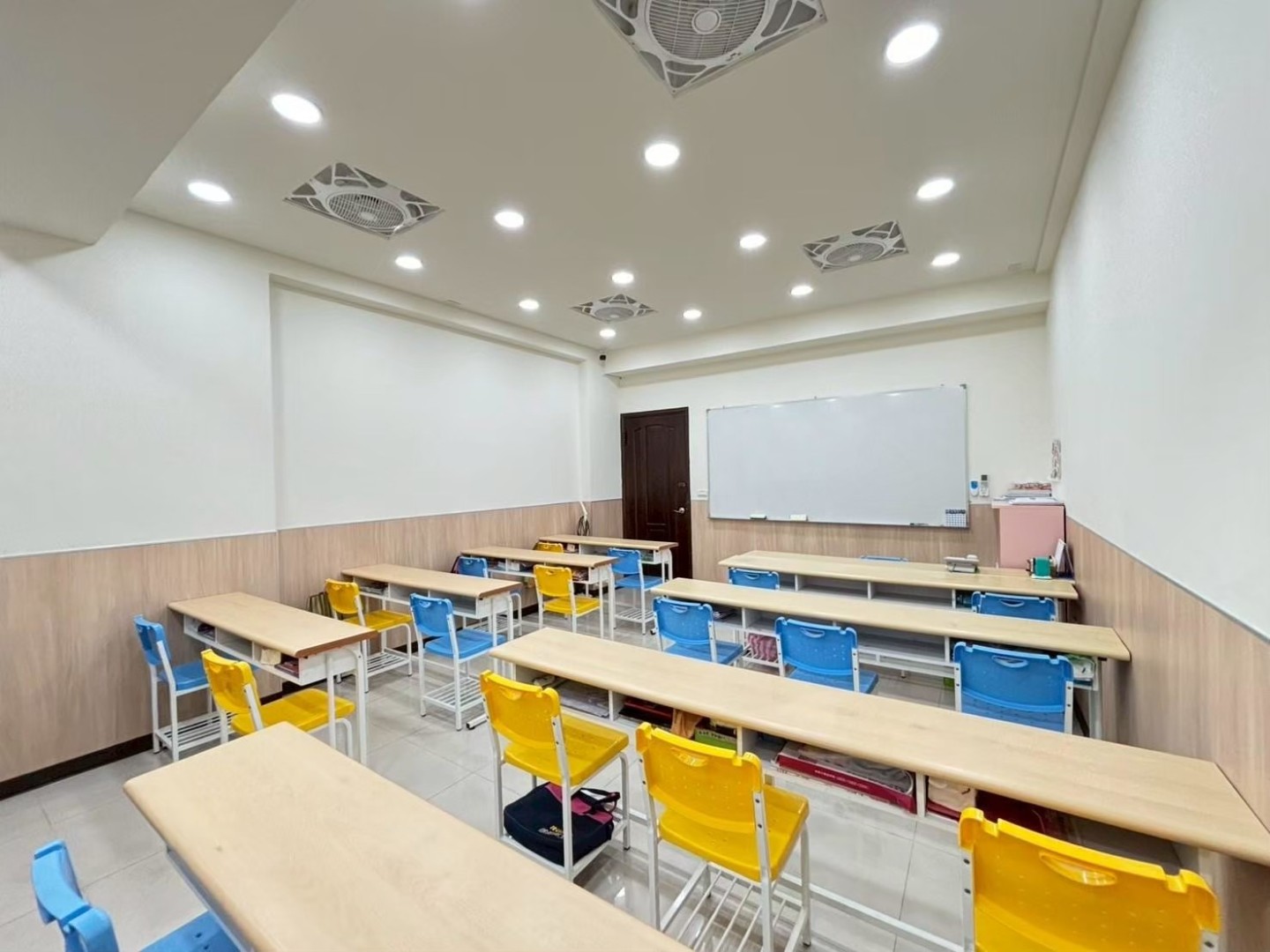 ALL_fac_classroom_25L31_HbEfEBluC9