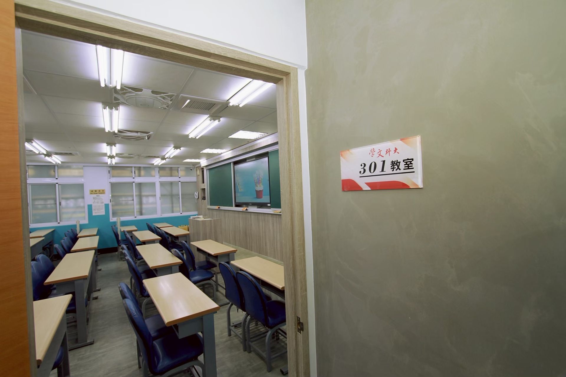 ALL_fac_classroom_26C04_c0olsVA0HX